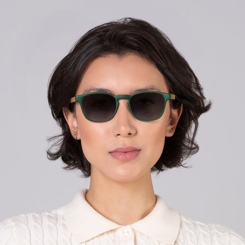 Óculos Olli Green Label em modelo com rosto médio.