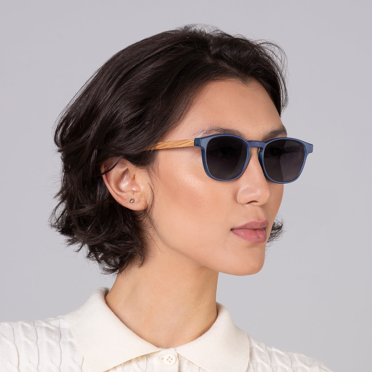 Óculos Olli Blue Label em modelo com rosto médio.