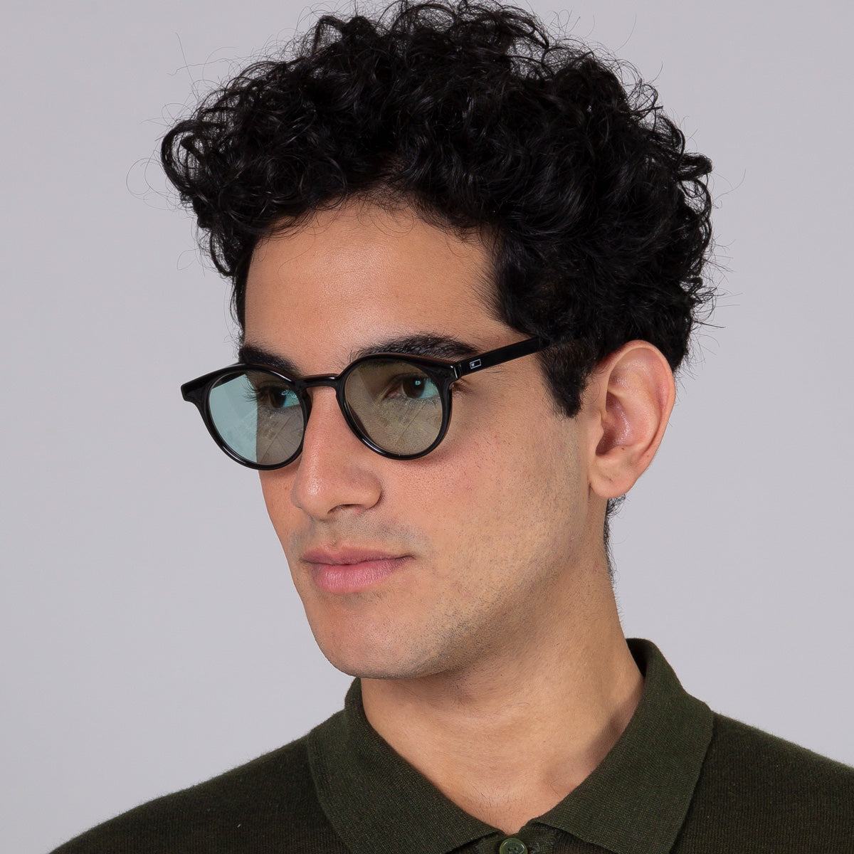 Óculos Taylor Black com lente colorida verde clara em modelo com rosto grande.