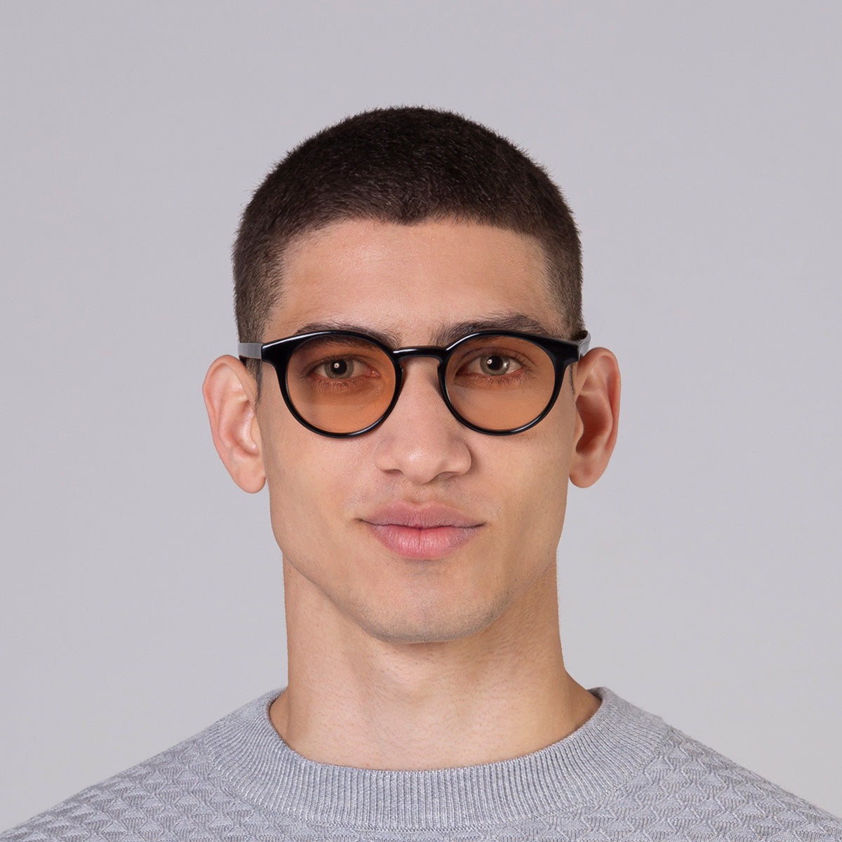 Óculos Taylor Black com lente colorida laranja em modelo com rosto médio.