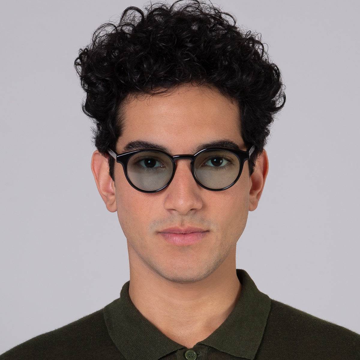 Óculos Taylor Black com lente colorida verde clara em modelo com rosto grande.