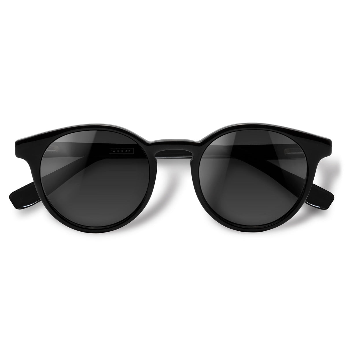 Taylor Black com lente de sol cinza