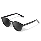 Taylor Black com lente de sol cinza