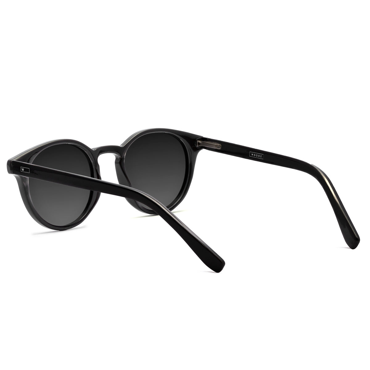 Taylor Black com lente de sol cinza