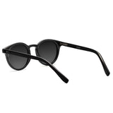 Taylor Black com lente de sol cinza