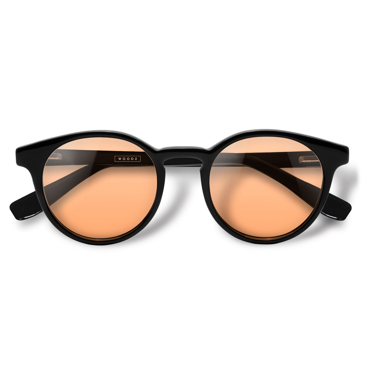 Taylor Black com lente colorida laranja