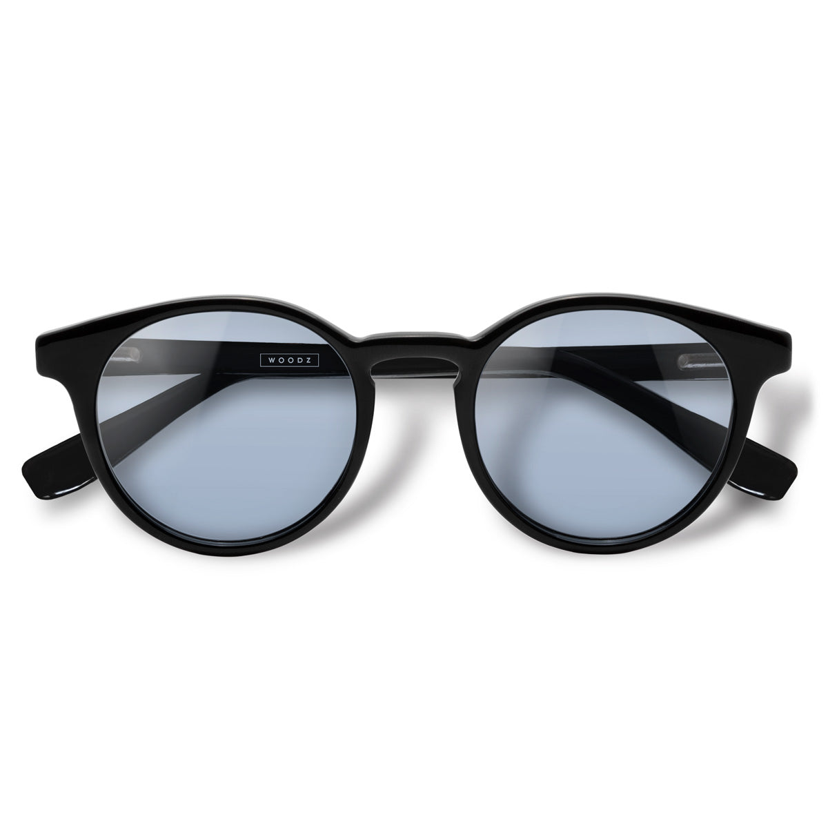 Taylor Black com lente colorida azul clara