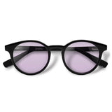 Taylor Black com lente colorida lilás