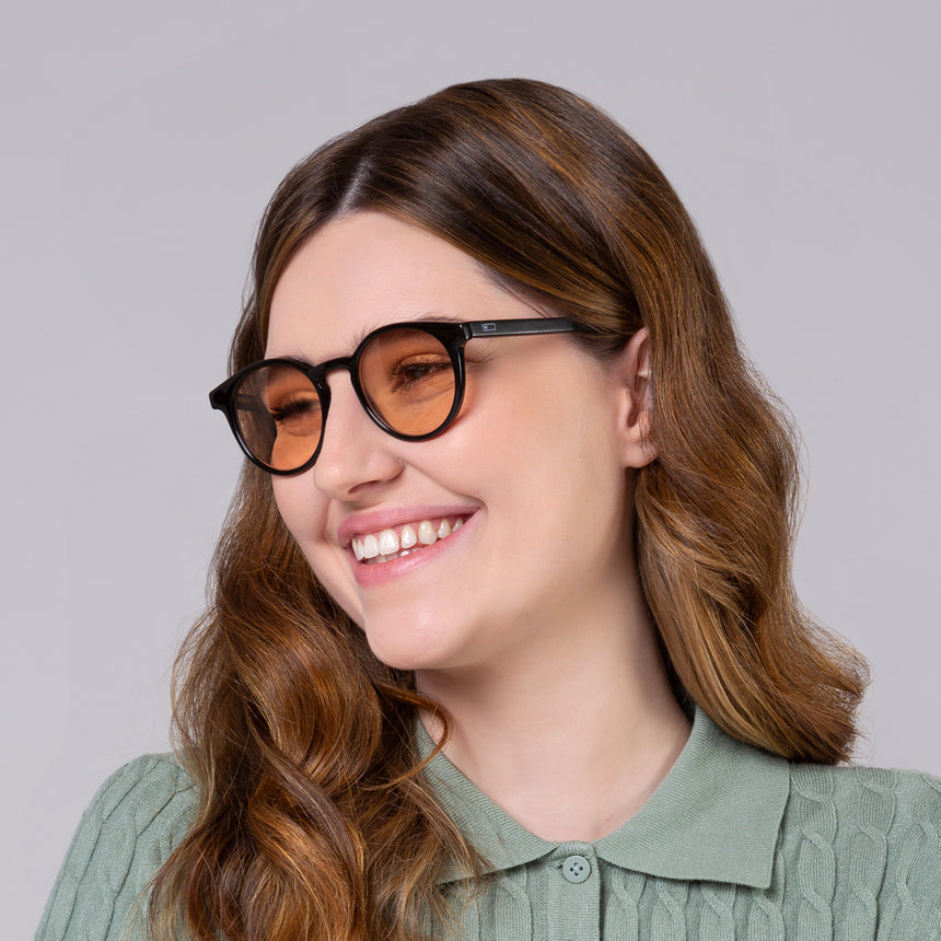 Óculos Taylor Black com lente colorida laranja em modelo com rosto grande.