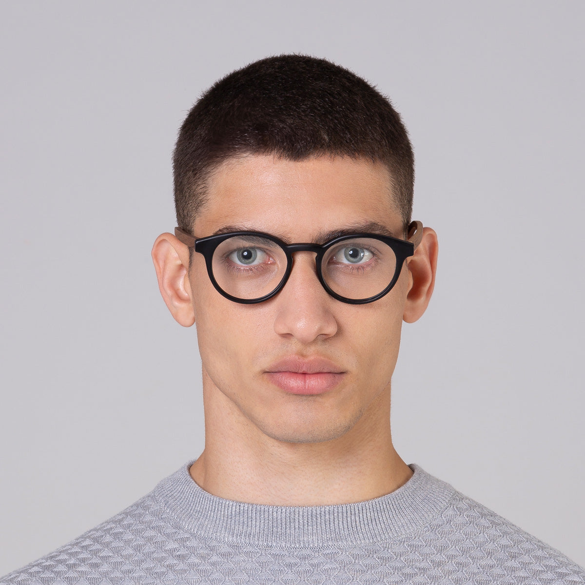 Armação Taylor Black Fosco em modelo com rosto médio.