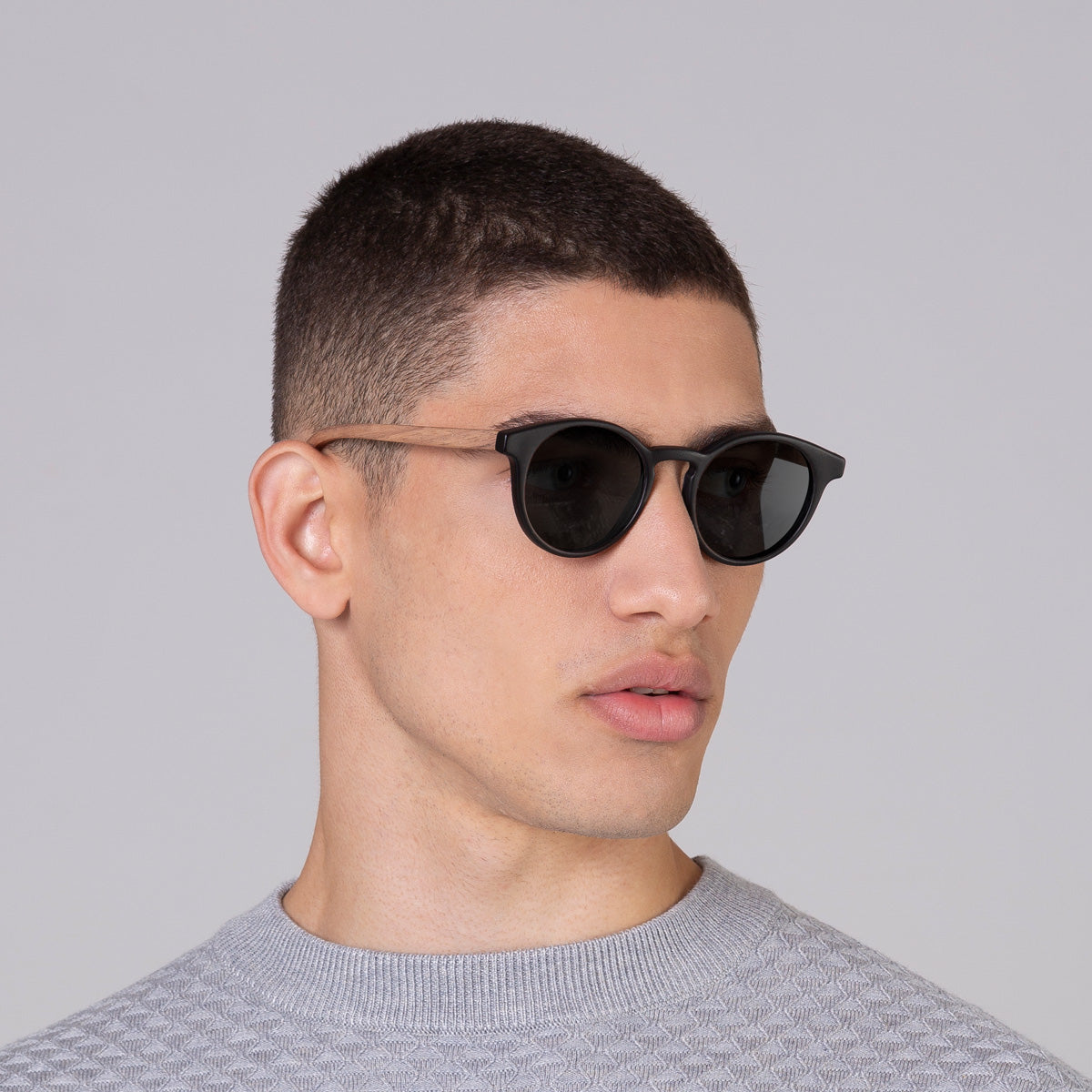 Óculos Taylor JW Black Label em modelo com rosto médio.