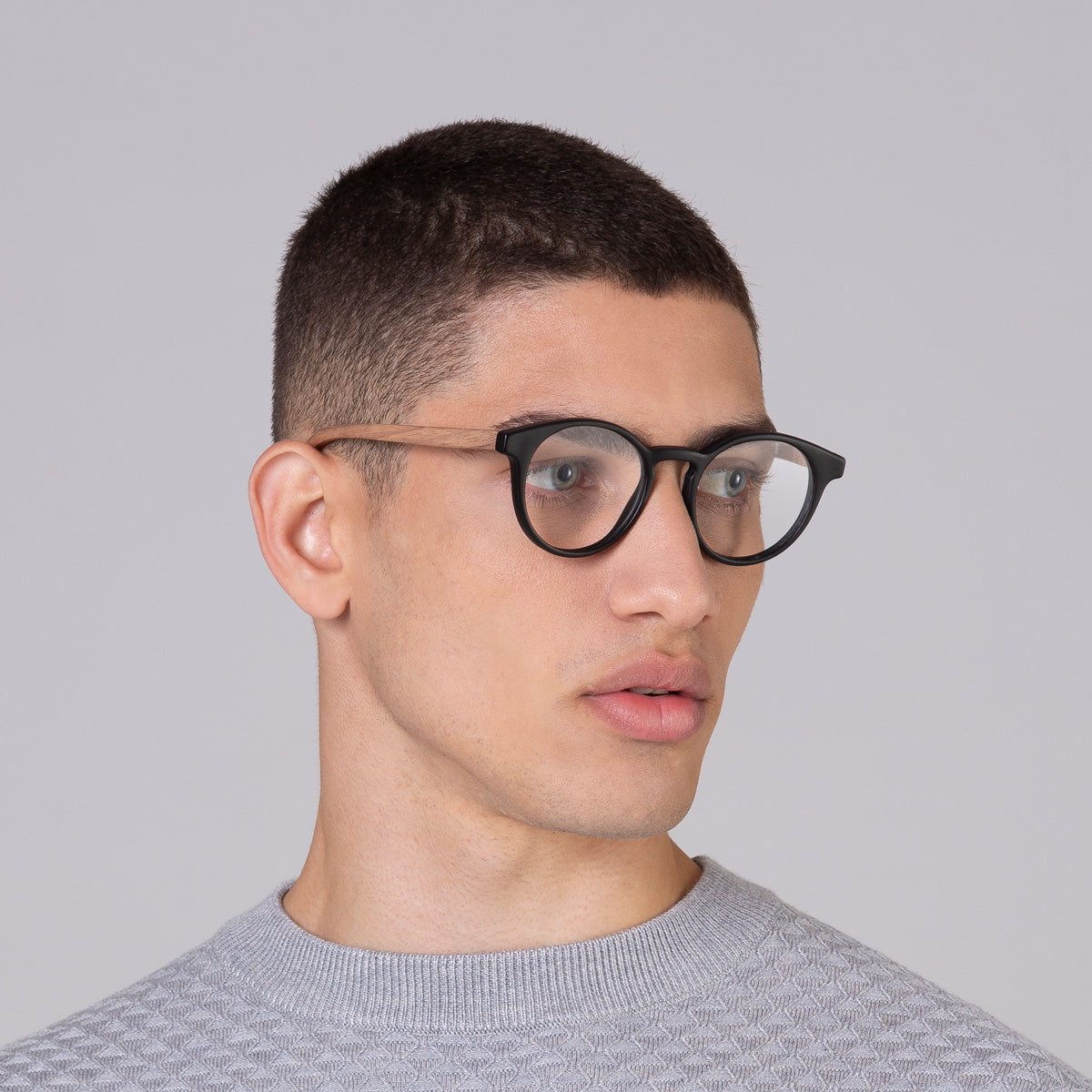 Armação Taylor JW Black Label em modelo com rosto médio.