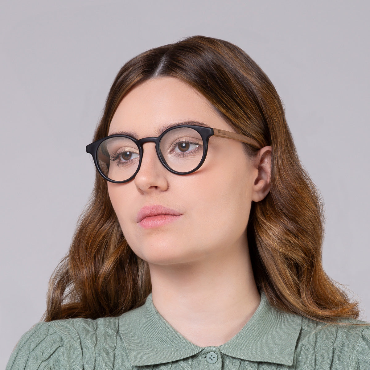 Armação Taylor Black Fosco em modelo com rosto grande.