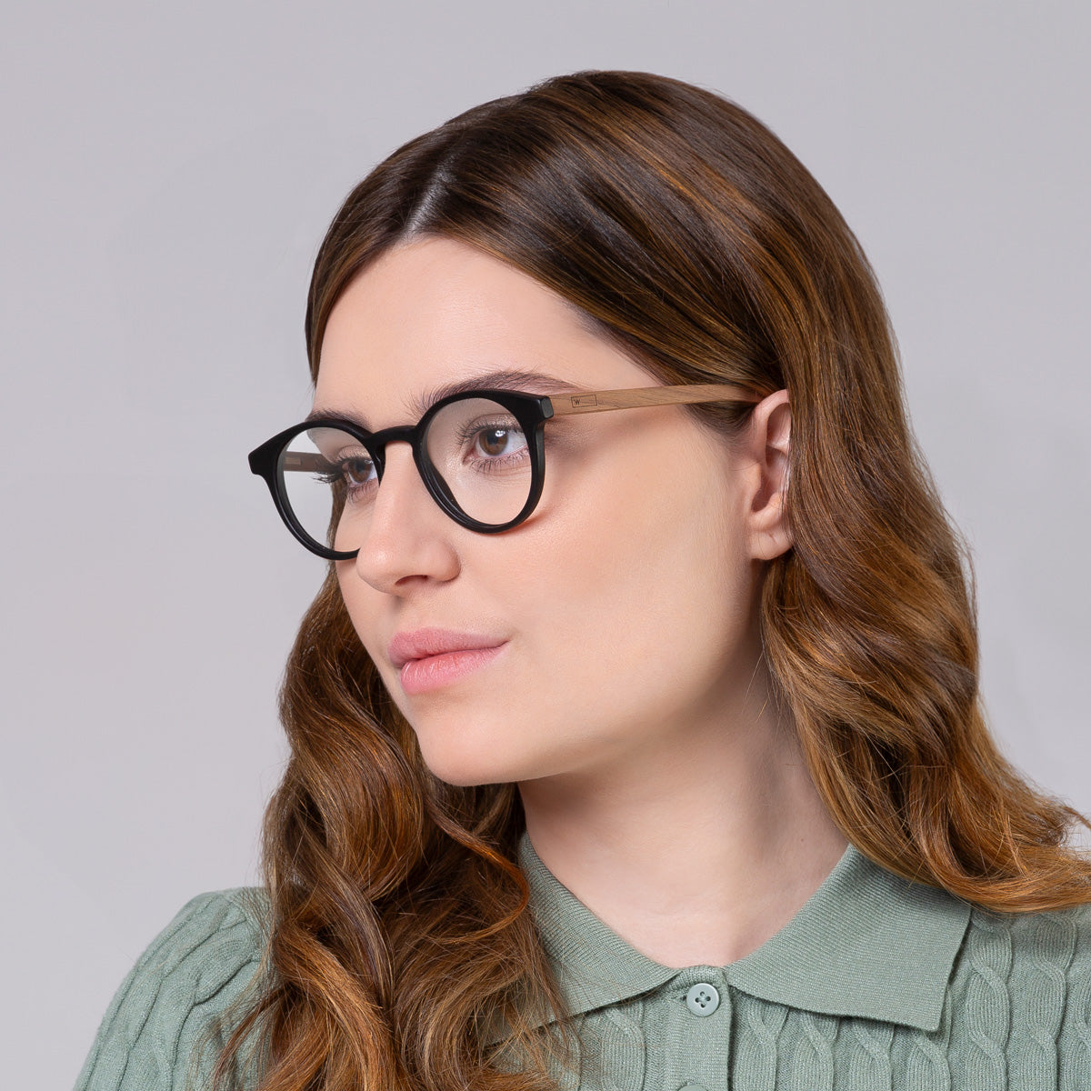 Armação Taylor Black Fosco em modelo com rosto grande.