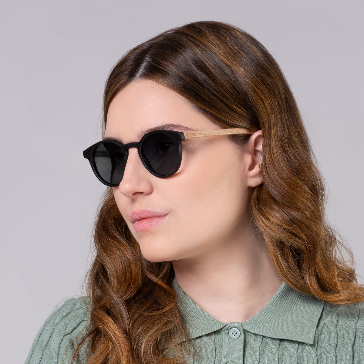 Óculos Taylor JW Black Label em modelo com rosto grande.