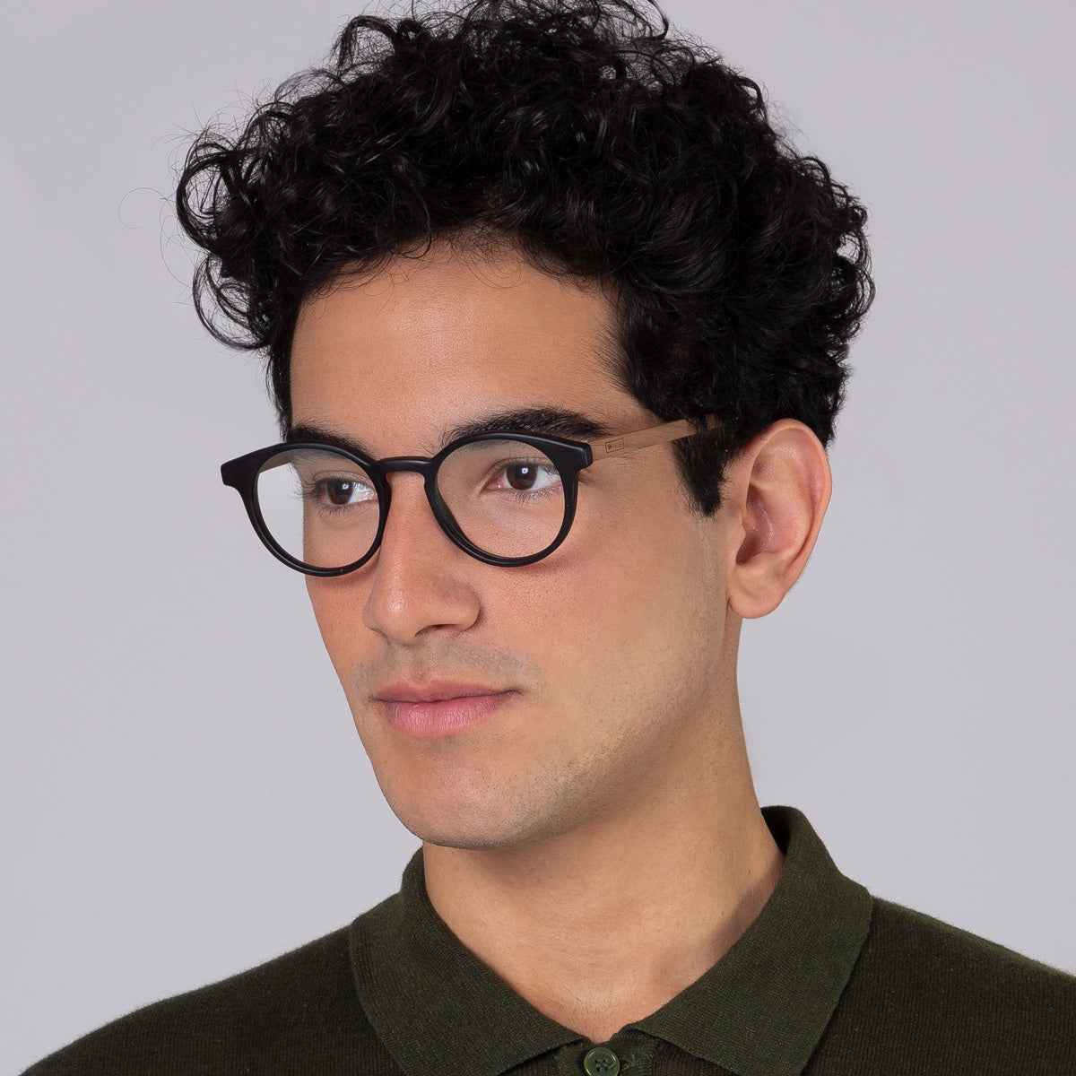 Armação Taylor Black Fosco em modelo com rosto grande.