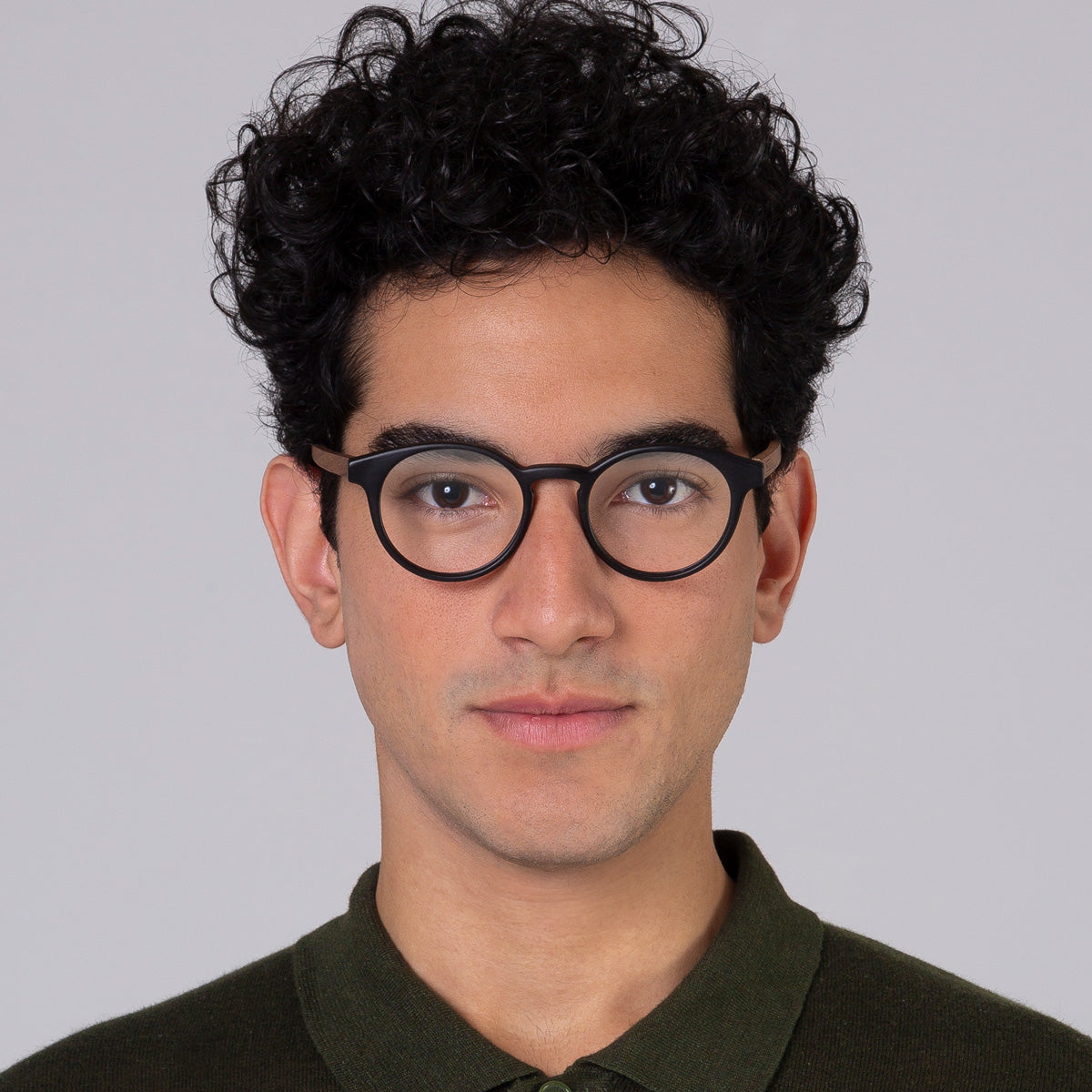 Armação Taylor Black Fosco em modelo com rosto grande.