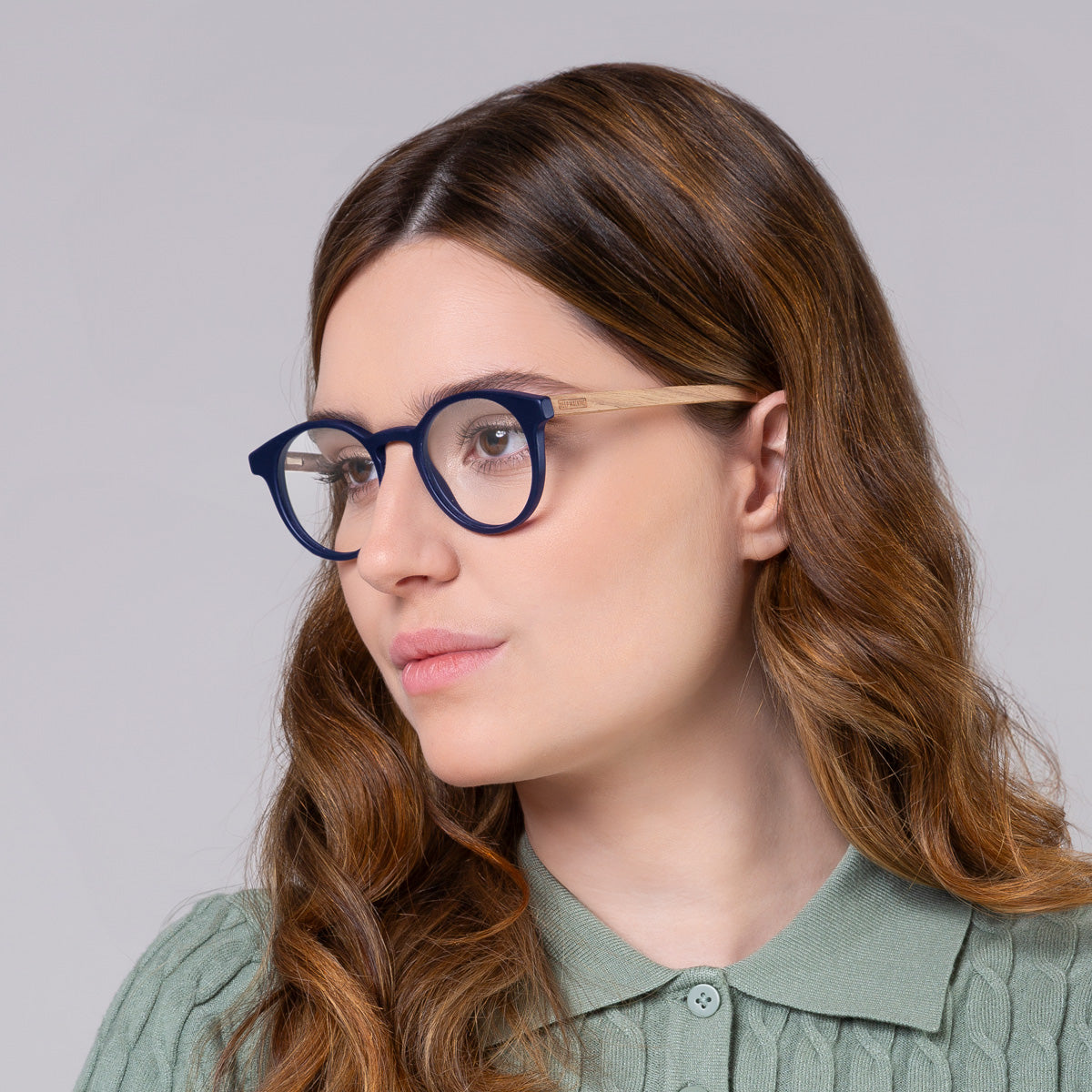 Armação Taylor JW Blue Label em modelo com rosto grande.