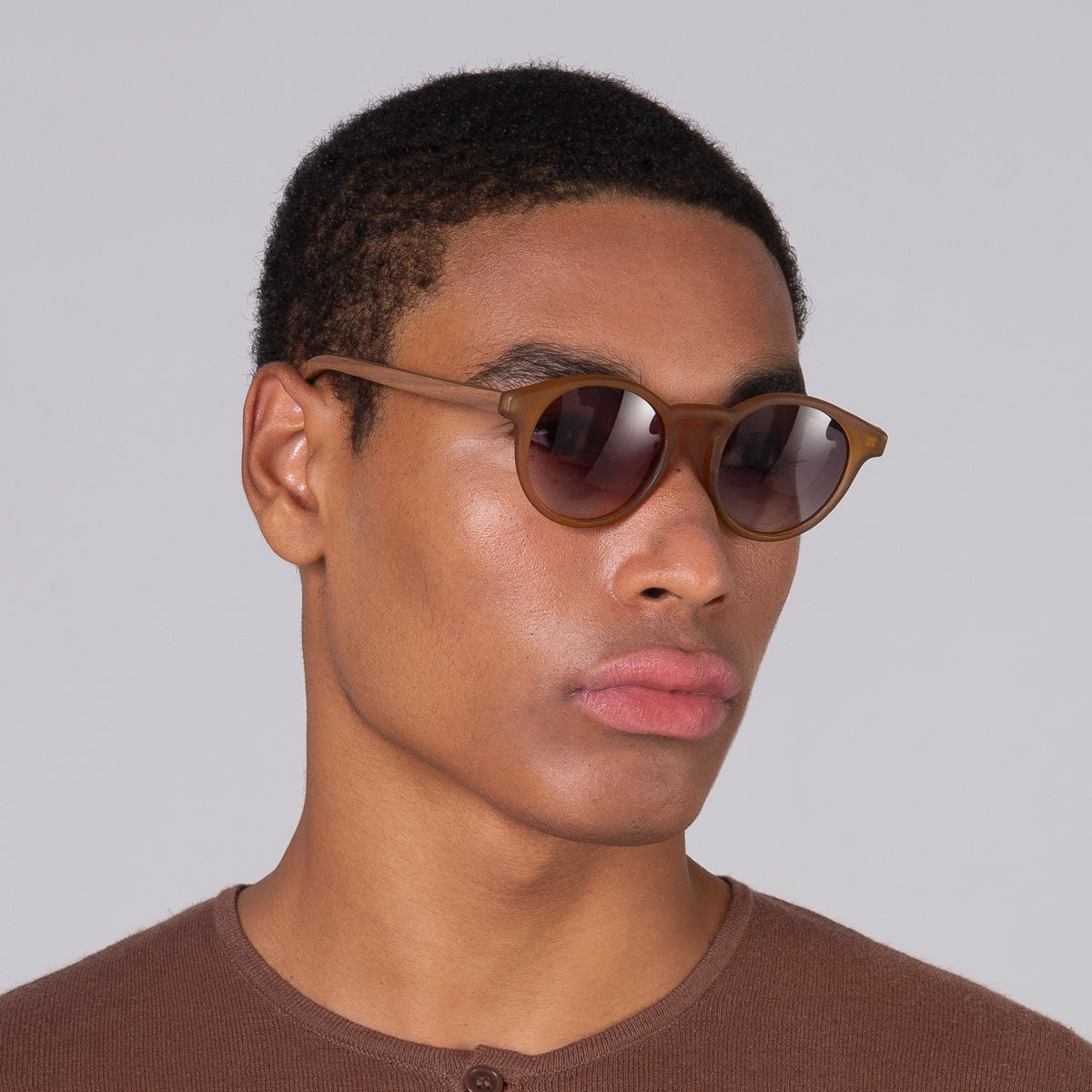 Óculos Taylor Camel Fosco em modelo com rosto grande.