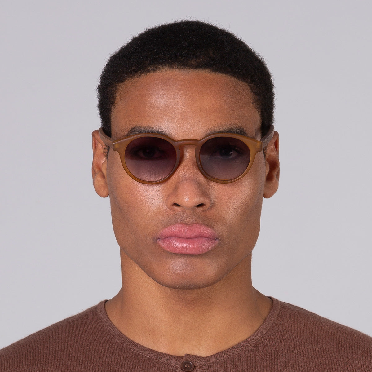 Óculos Taylor Camel Fosco em modelo com rosto grande.