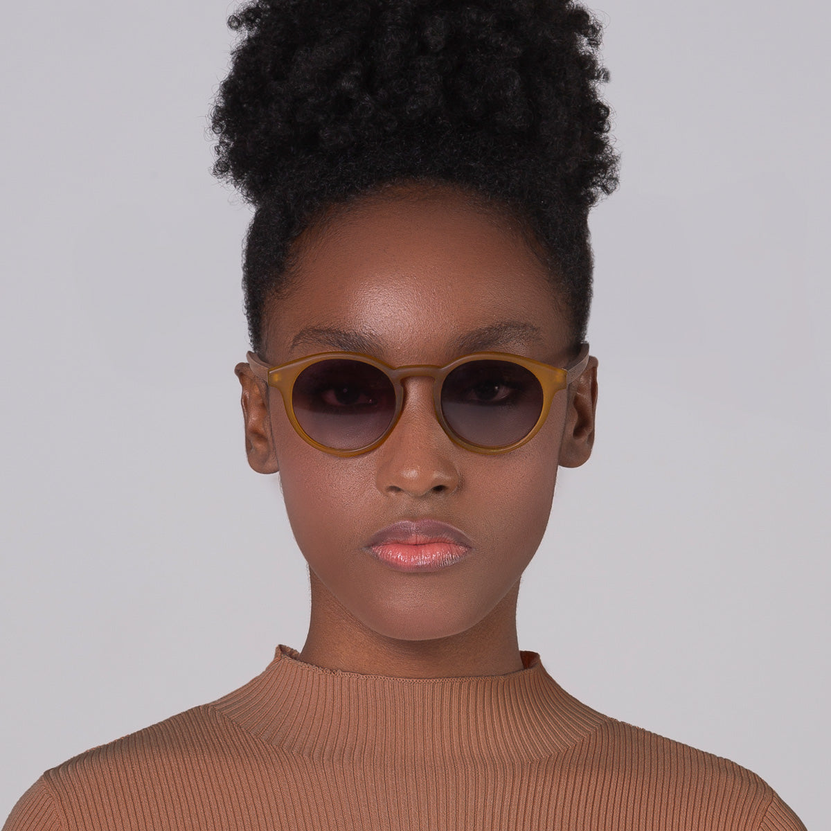 Óculos Taylor Camel Fosco em modelo com rosto pequeno.