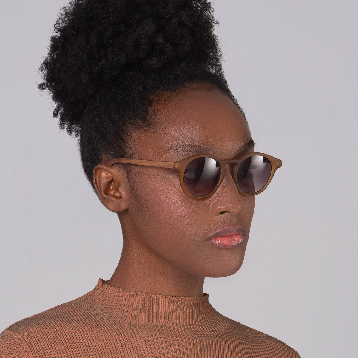 Óculos Taylor Camel Fosco em modelo com rosto pequeno.