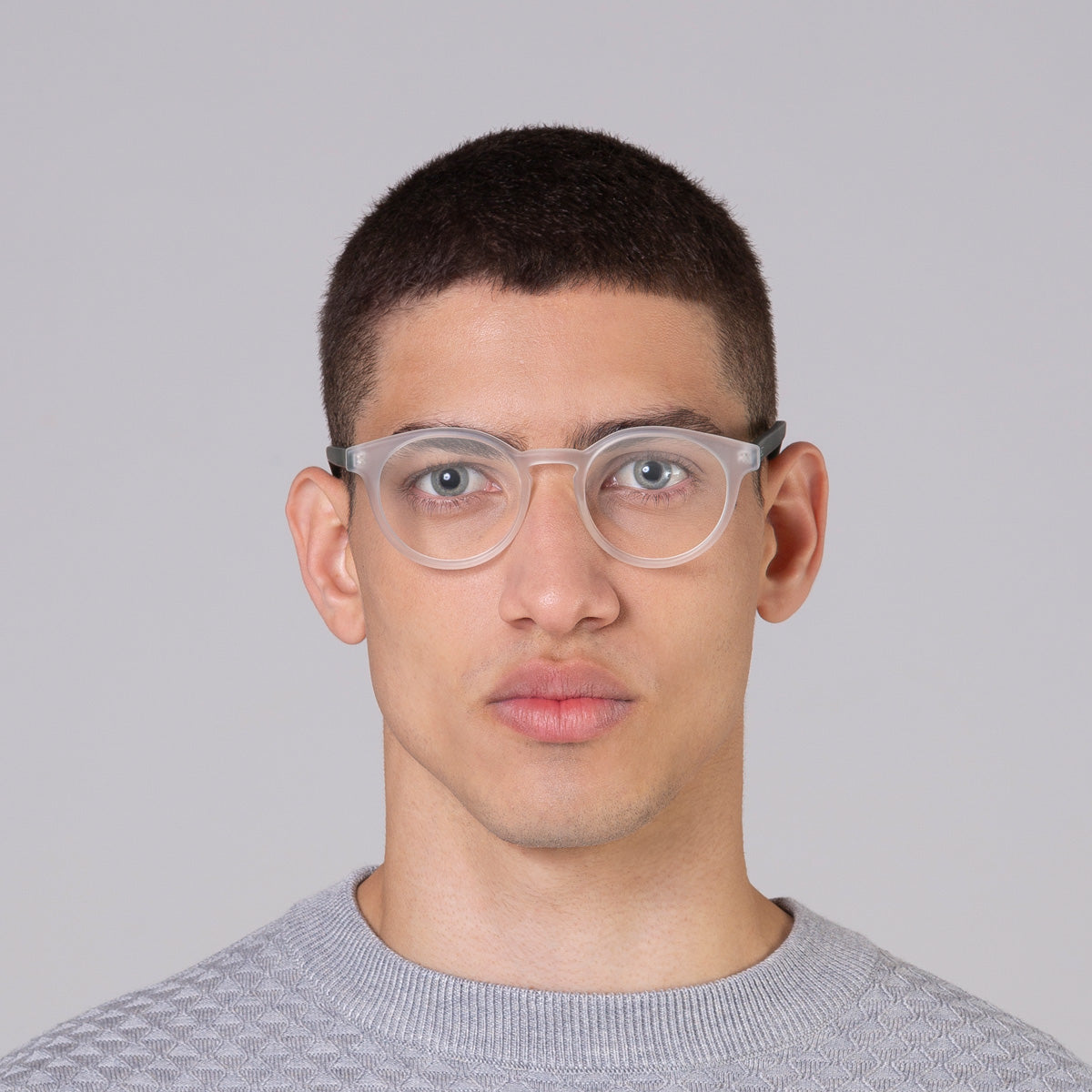 Armação Mix Color Taylor Cristal Fosco (haste verde) em modelo com rosto médio.