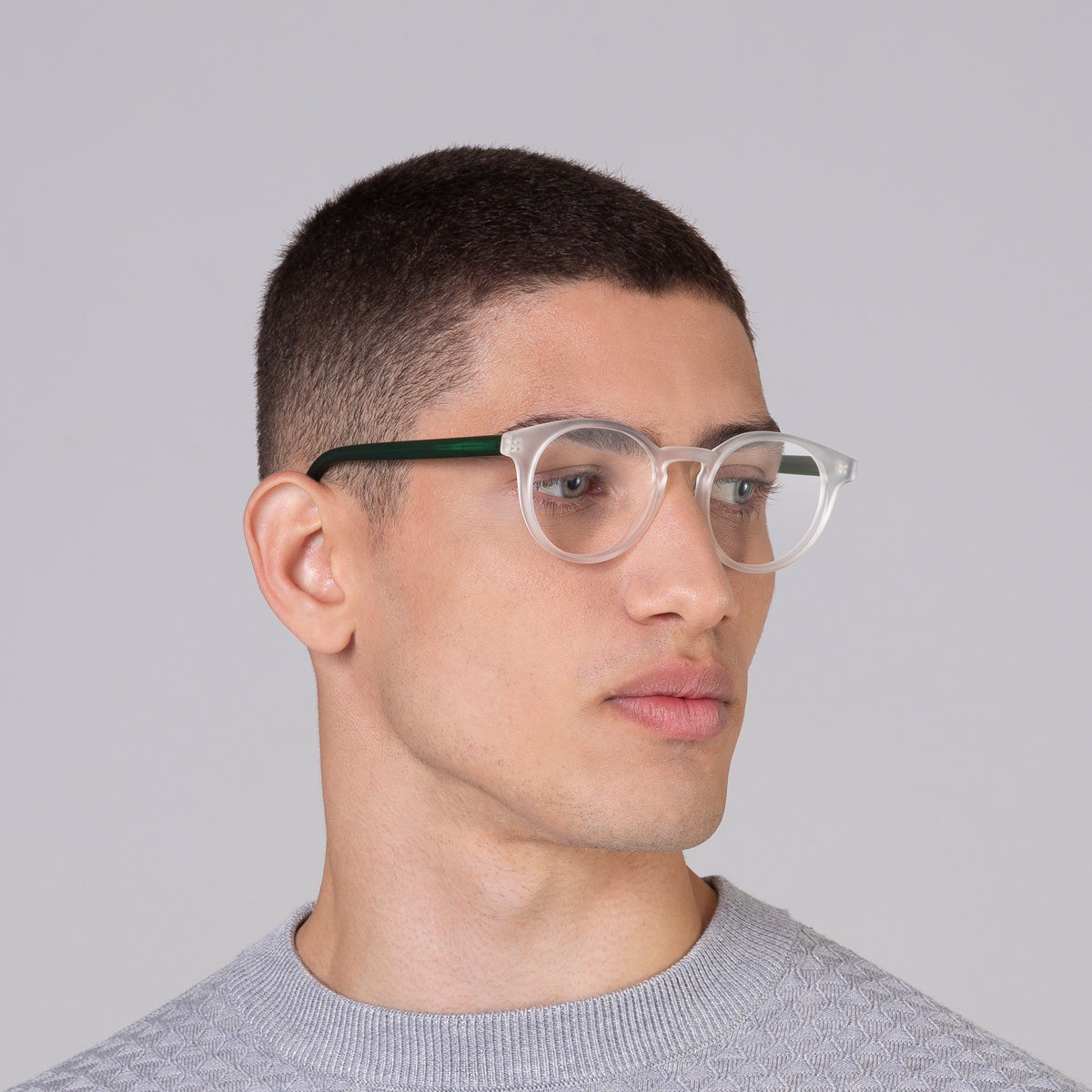 Armação Mix Color Taylor Cristal Fosco (haste verde) em modelo com rosto médio.