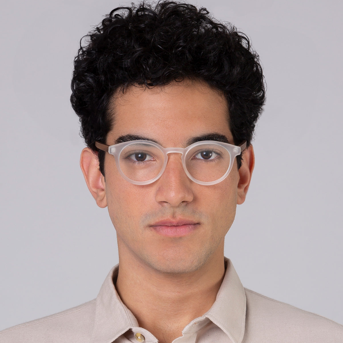 Armação Taylor Cristal Fosco em modelo com rosto grande.