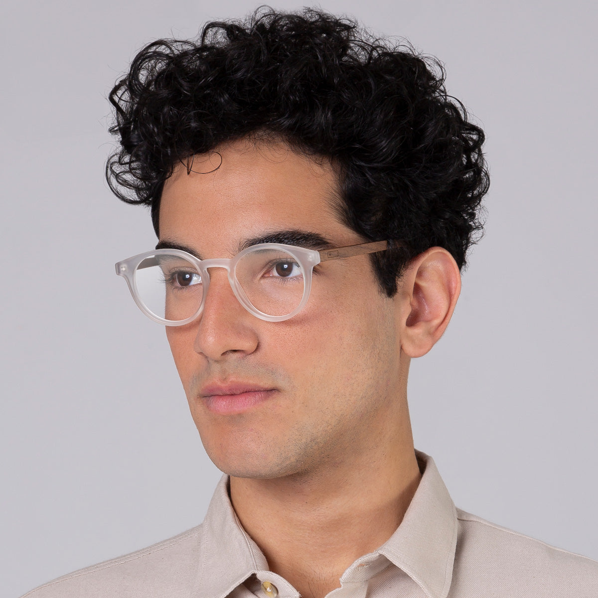 Armação Taylor Cristal Fosco em modelo com rosto grande.