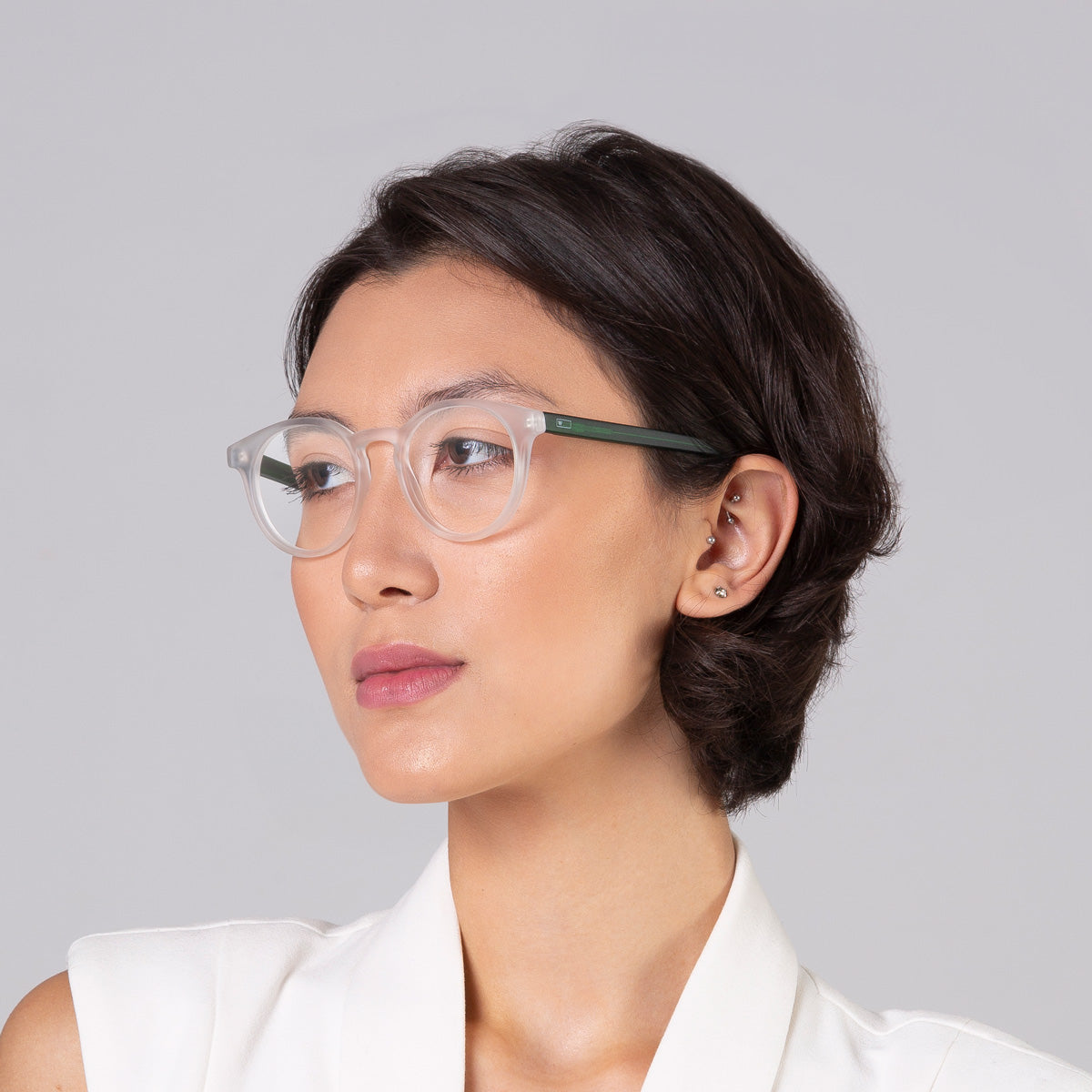 Armação Mix Color Taylor Cristal Fosco (haste verde) em modelo com rosto médio.