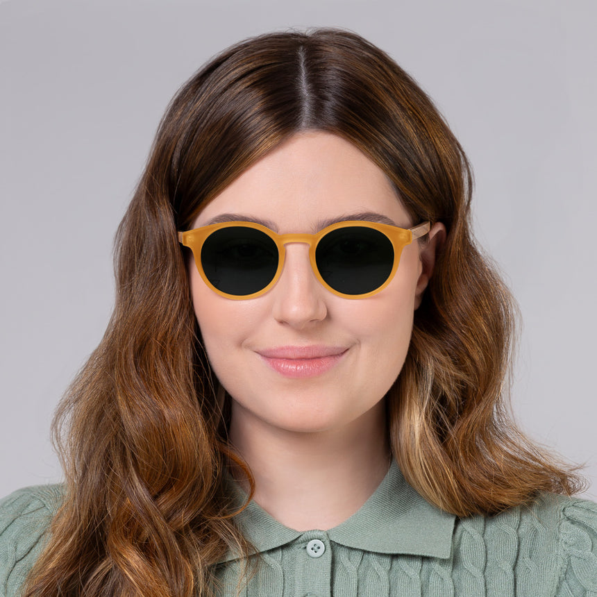 Óculos Taylor JW Gold Label em modelo com rosto grande.