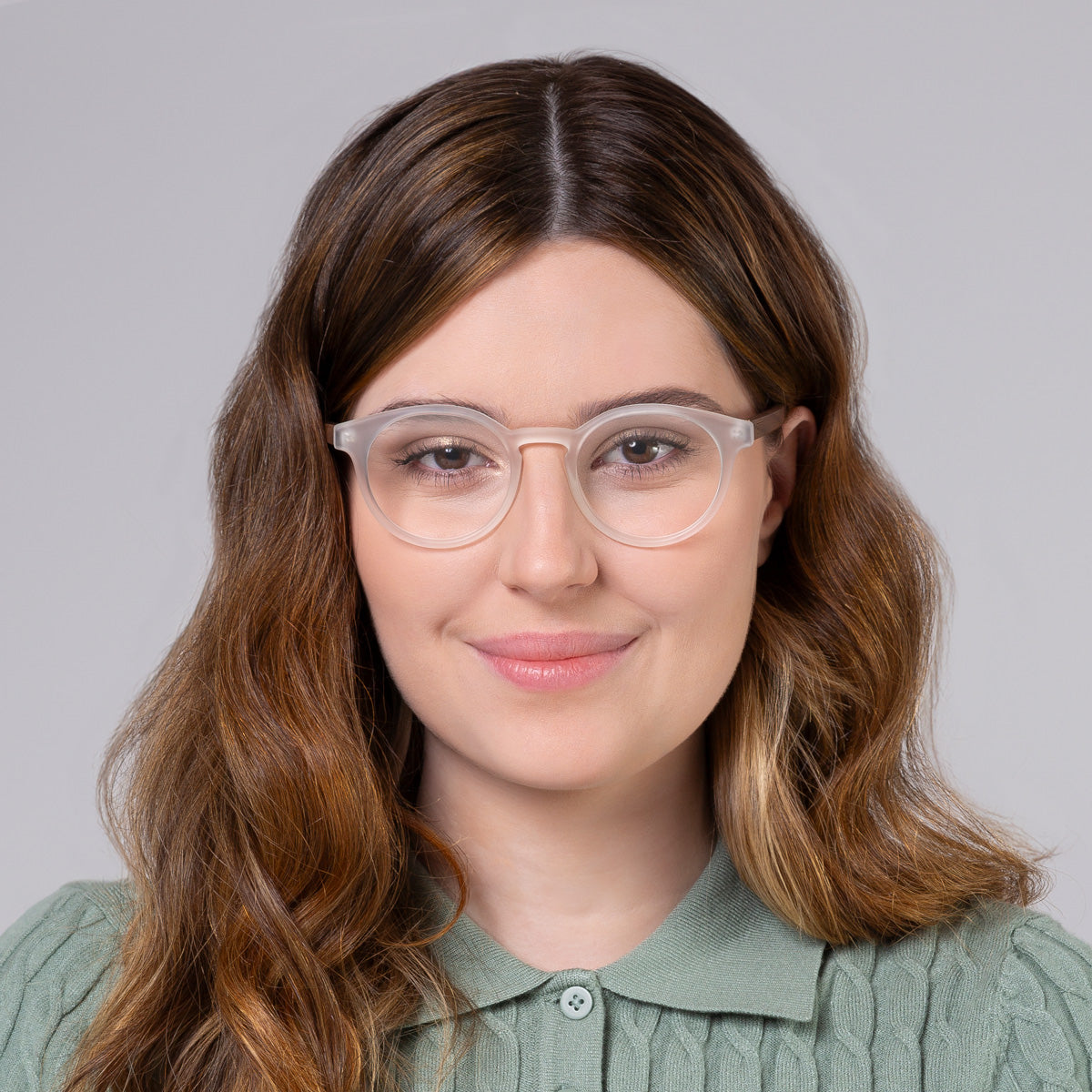 Armação Taylor Cristal Fosco em modelo com rosto grande.