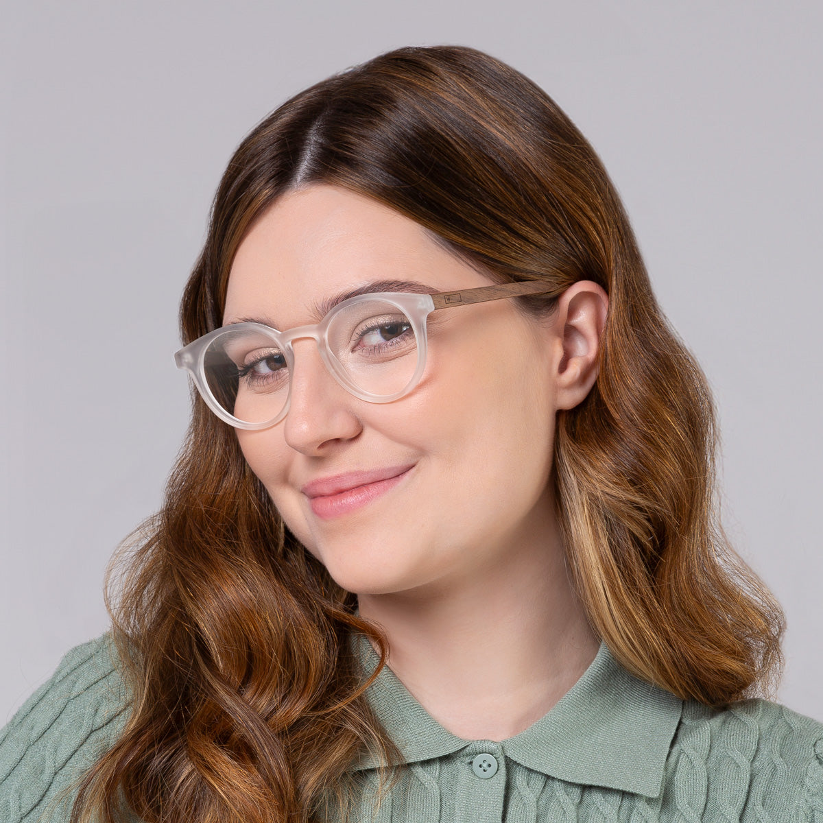 Armação Taylor Cristal Fosco em modelo com rosto grande.