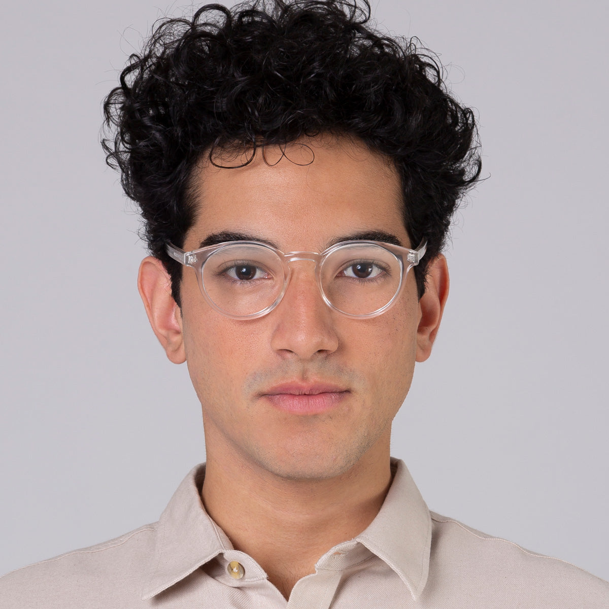 Armação Taylor Cristal Transparente em modelo com rosto grande.