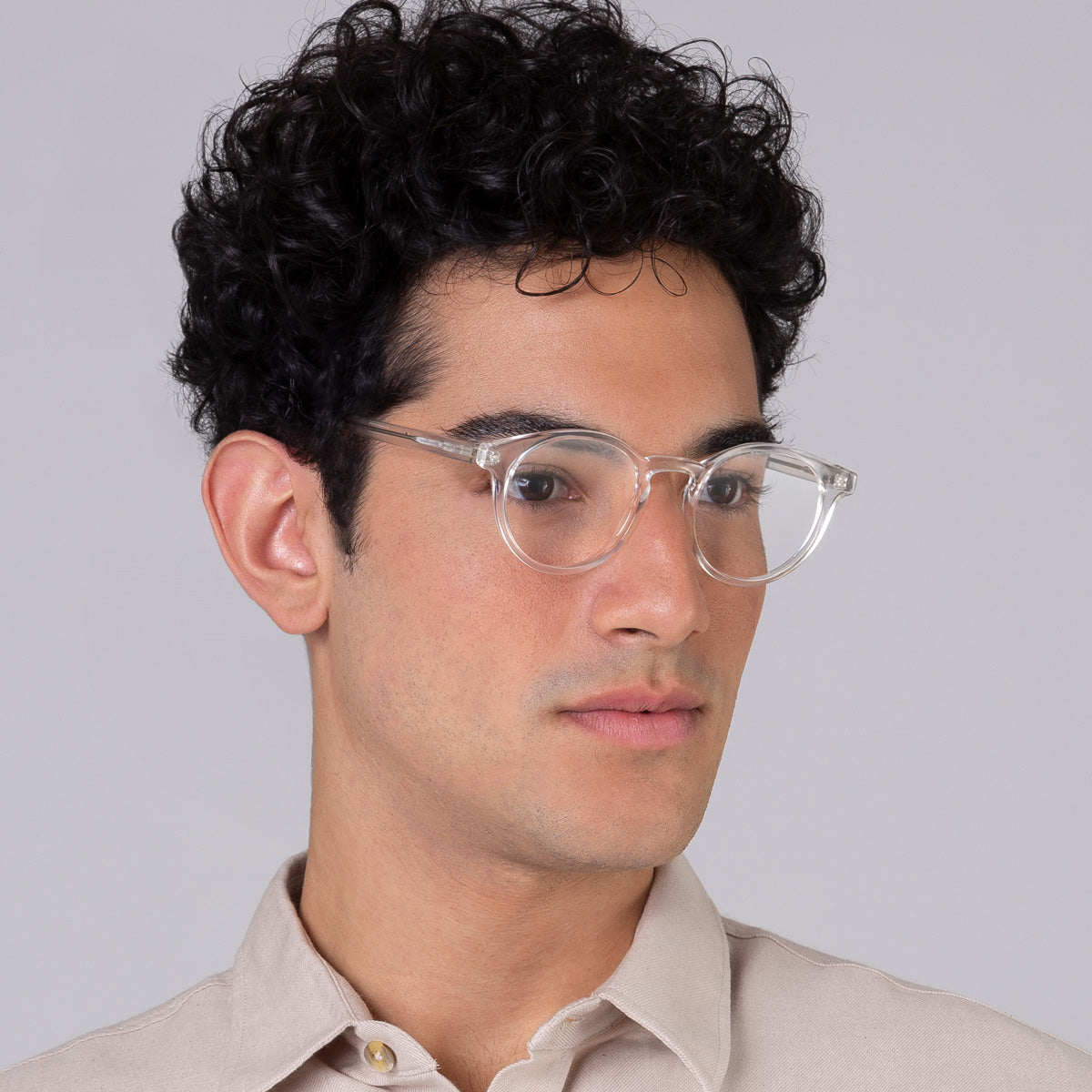 Armação Taylor Cristal Transparente em modelo com rosto grande.