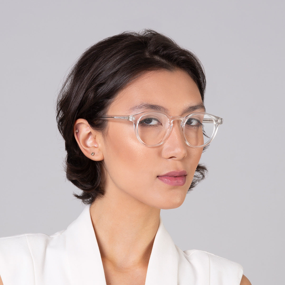 Armação Taylor Cristal Transparente em modelo com rosto médio.