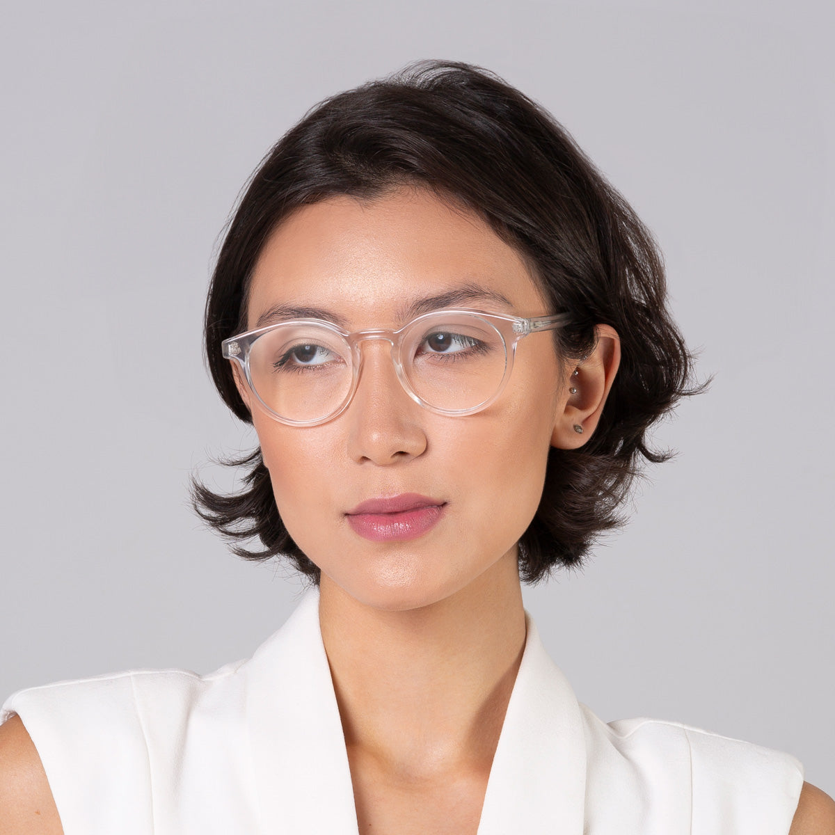 Armação Taylor Cristal Transparente em modelo com rosto médio.