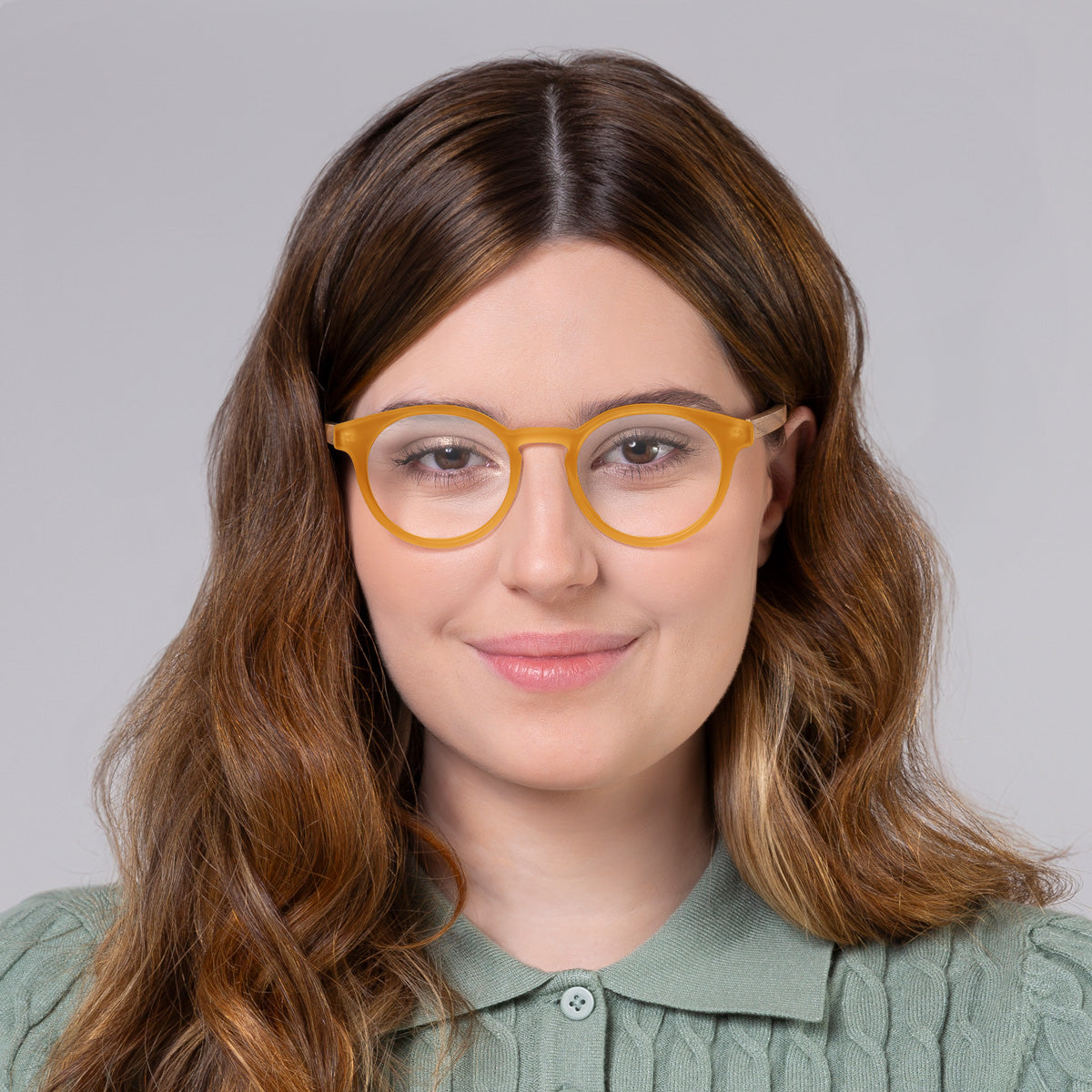 Armação Taylor JW Gold Label em modelo com rosto grande.