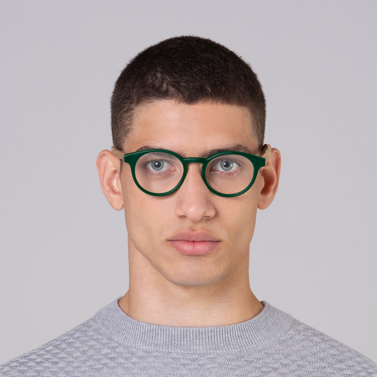 Armação Taylor JW Green Label em modelo com rosto médio.