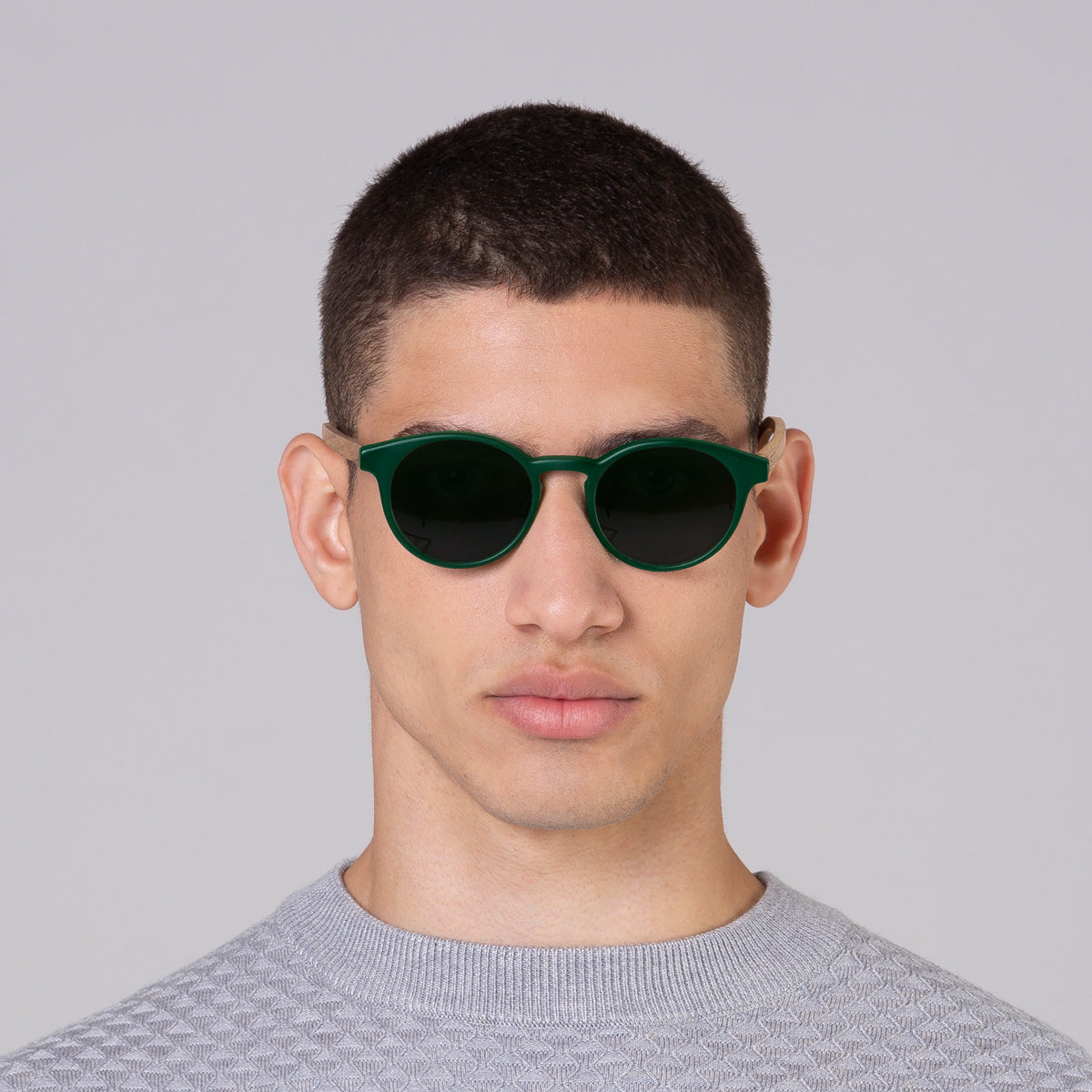 Óculos Taylor JW Green Label em modelo com rosto médio.