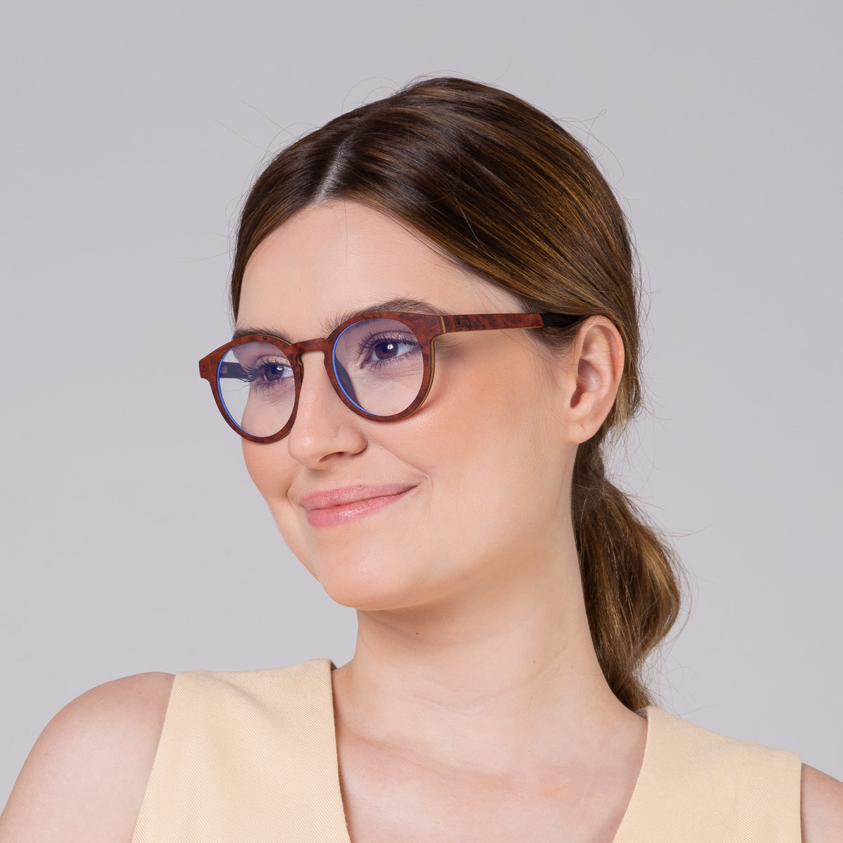 Taylor em modelo com rosto grande