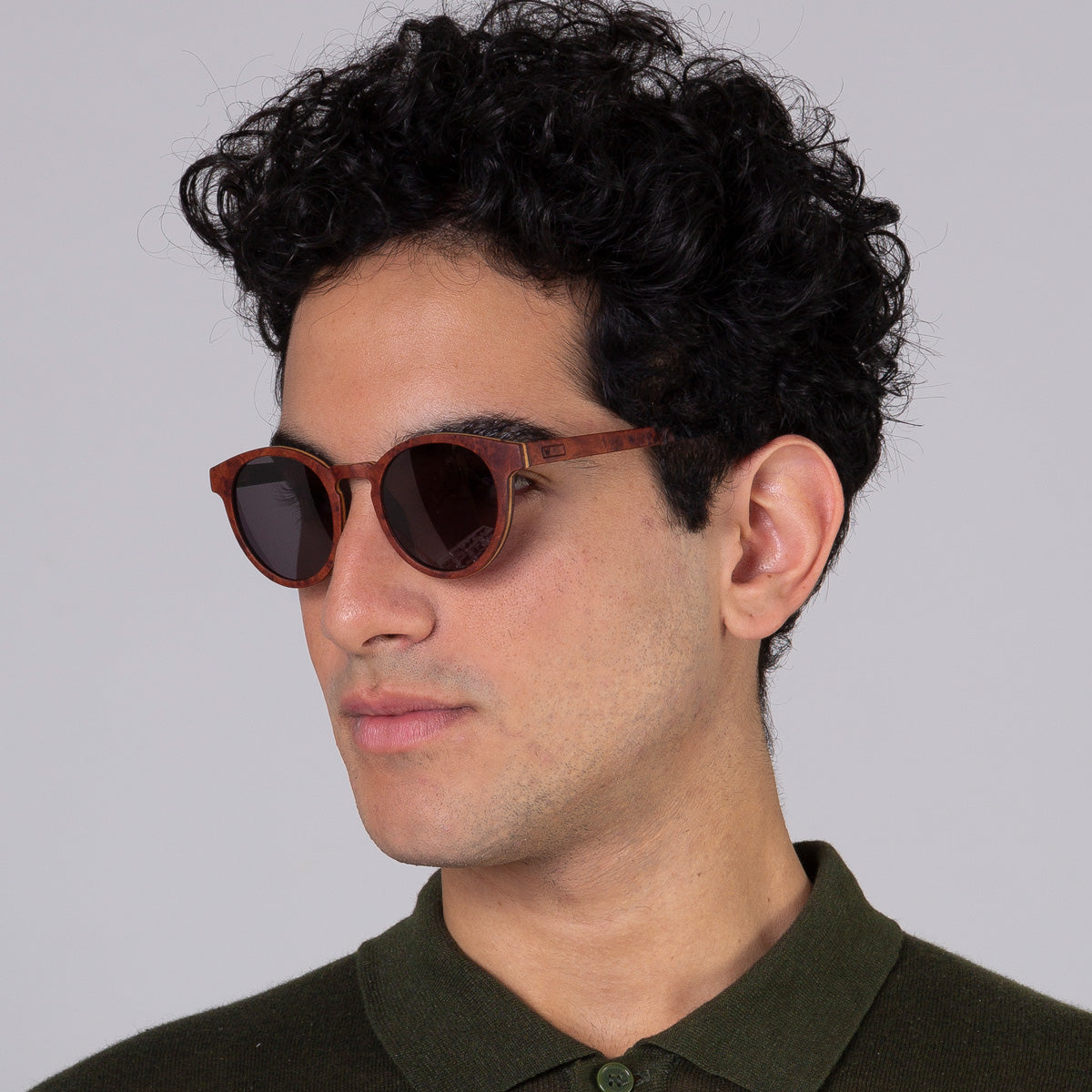 Taylor em modelo com rosto grande