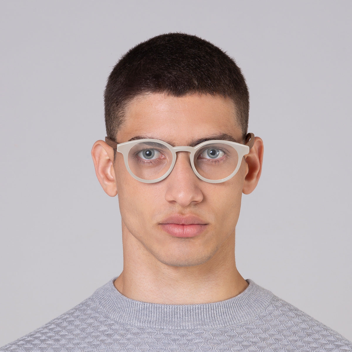 Armação Taylor Off White em modelo com rosto médio.