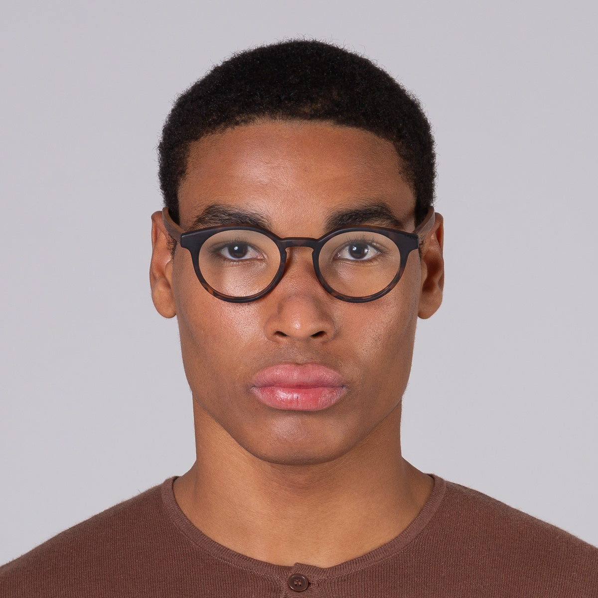 Armação Taylor Tortoise Fosco em modelo com rosto grande.