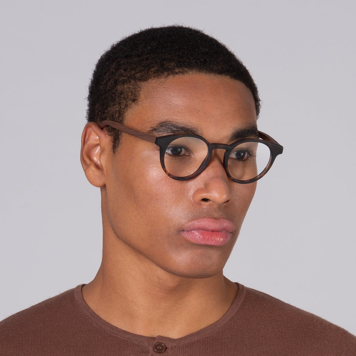 Armação Taylor Tortoise Fosco em modelo com rosto grande.