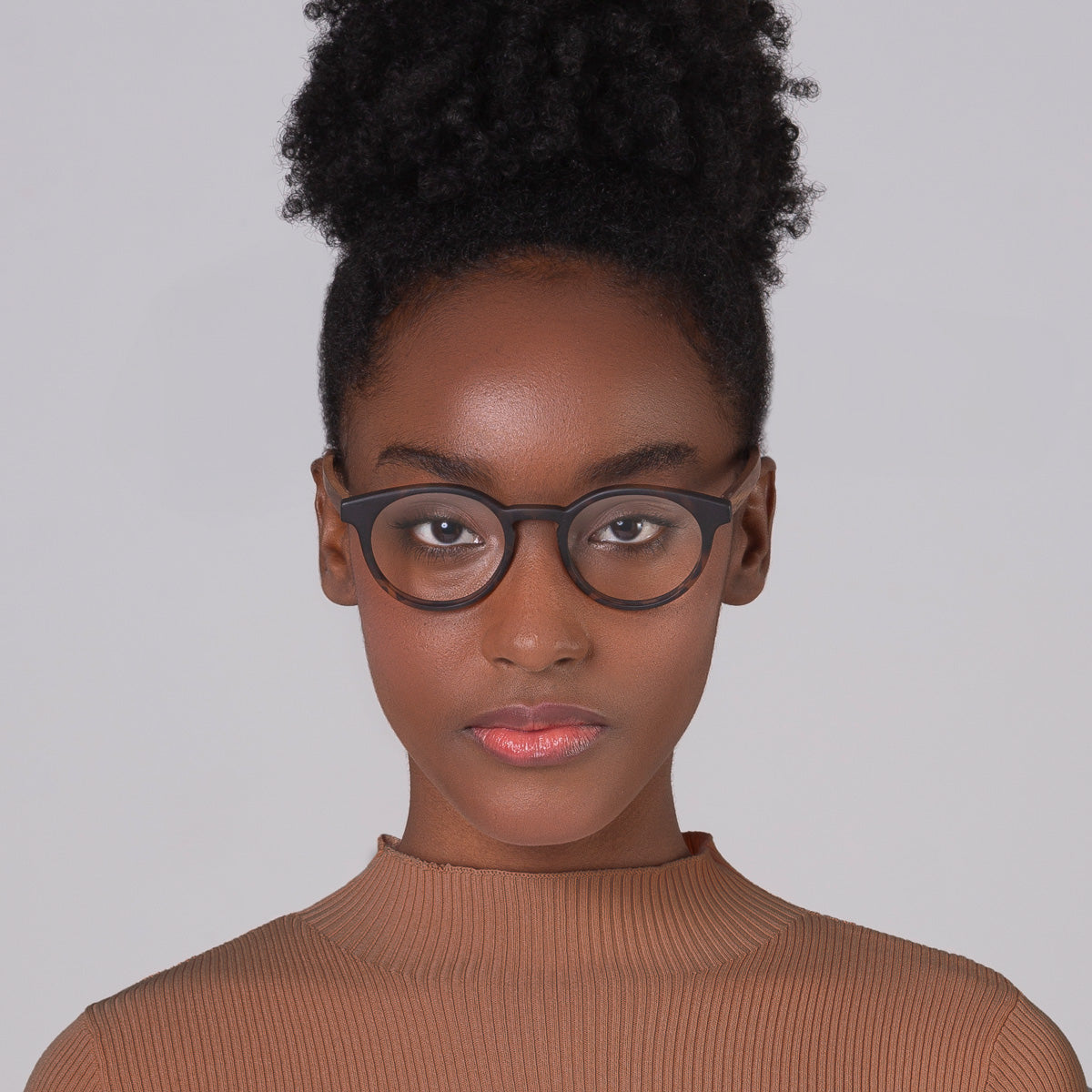 Armação Taylor Tortoise Fosco em modelo com rosto pequeno.