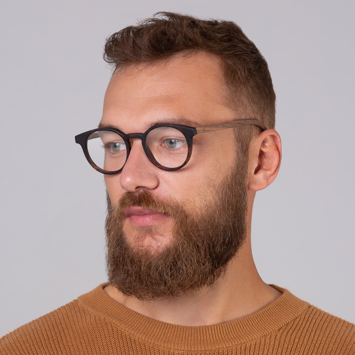 Armação Taylor Tortoise Fosco em modelo com rosto grande.