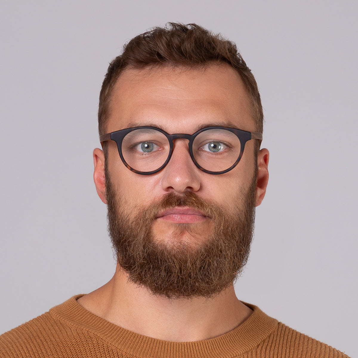 Armação Taylor Tortoise Fosco em modelo com rosto grande.