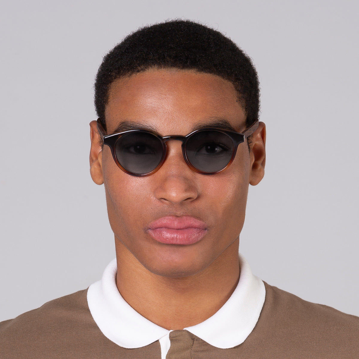 Óculos Taylor Tortoise em modelo com rosto grande.